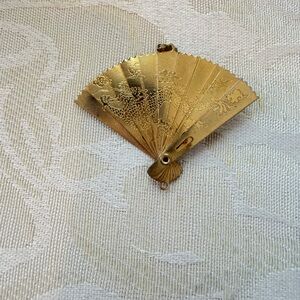 Gold Fan Pendant Necklace Charm - Elegant Asian-Inspired Accessory